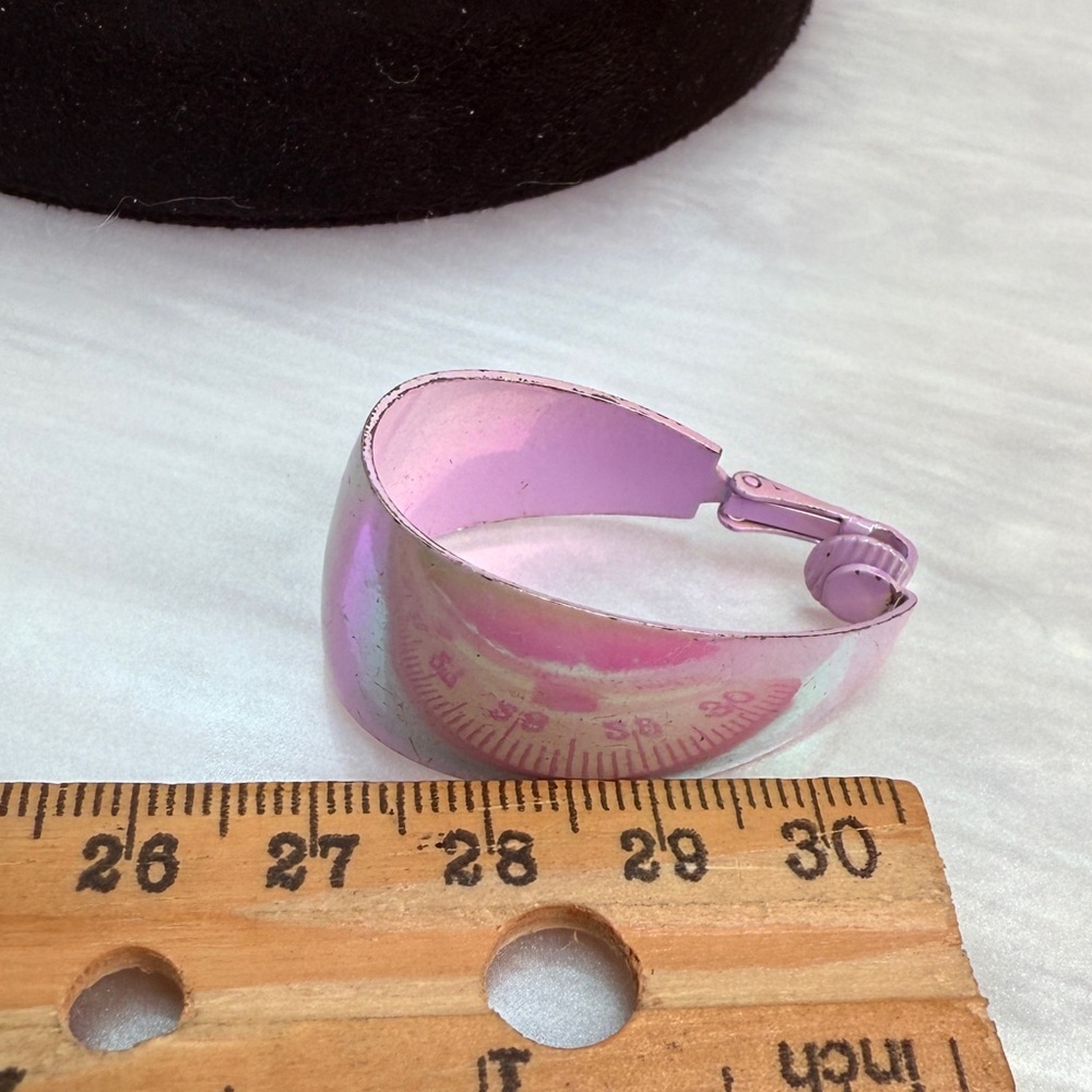 Vintage lightweight, pinkish, purple clip on earrings - Picture 6 of 6